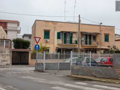 Tutt'attorno � un susseguirsi di bassi edifici...